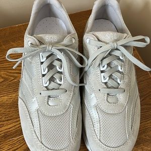 SAS ladies walking Shoes live to walk lace up in new condition size 9.5